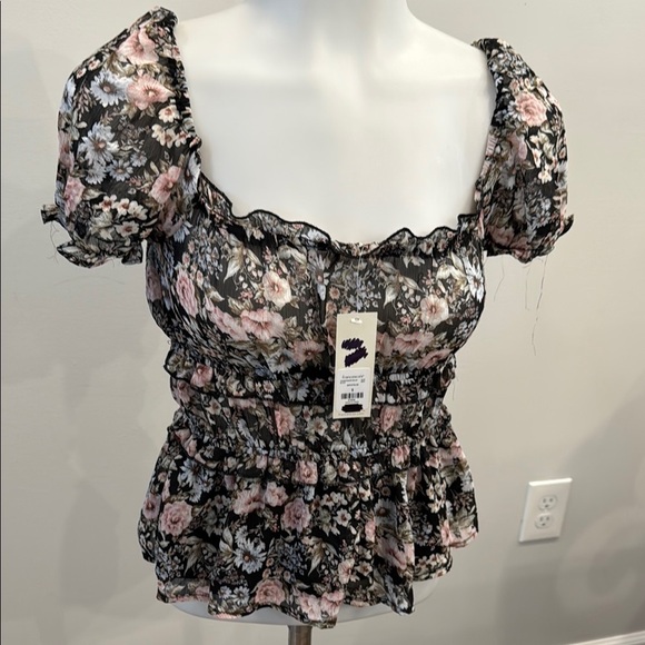 Francesca’s Mi Ami small puff sleeve Floral Black Pink Women's Top - Picture 3 of 13